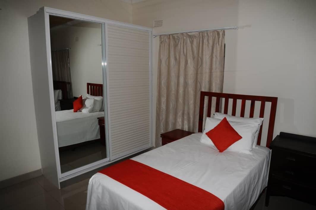Pillacol Guest House Victoria Falls Eksteriør bilde