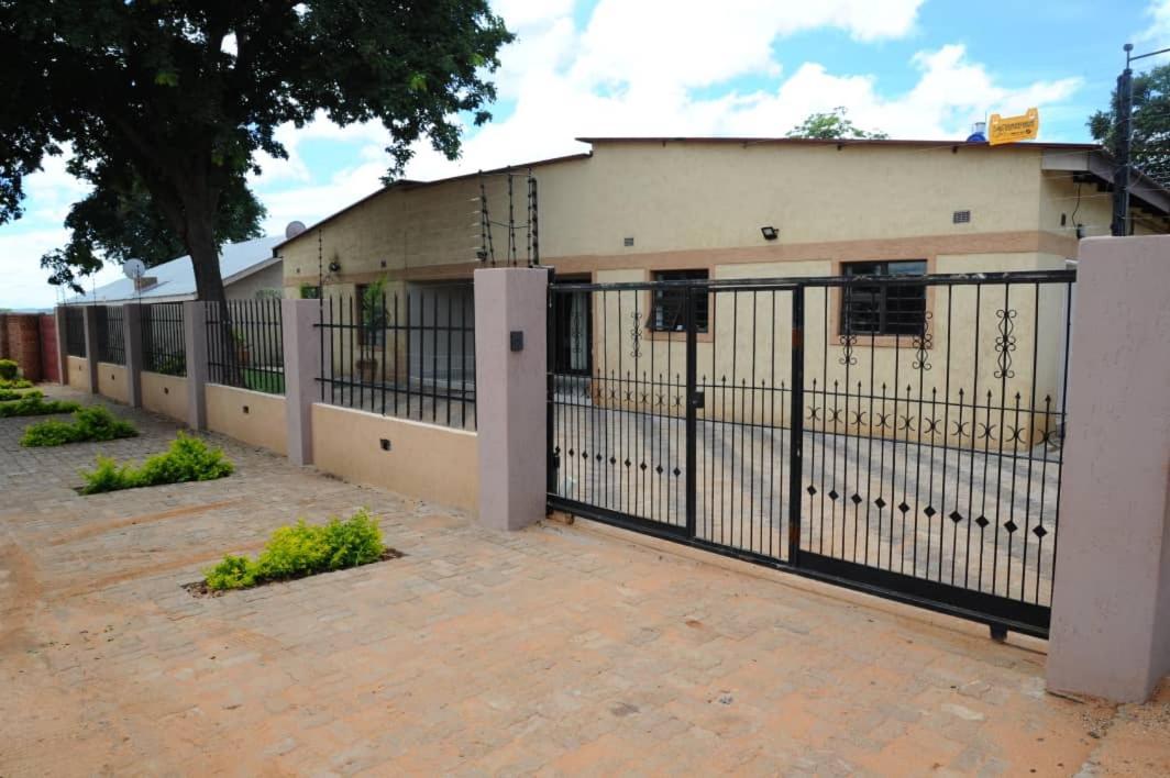 Pillacol Guest House Victoria Falls Eksteriør bilde
