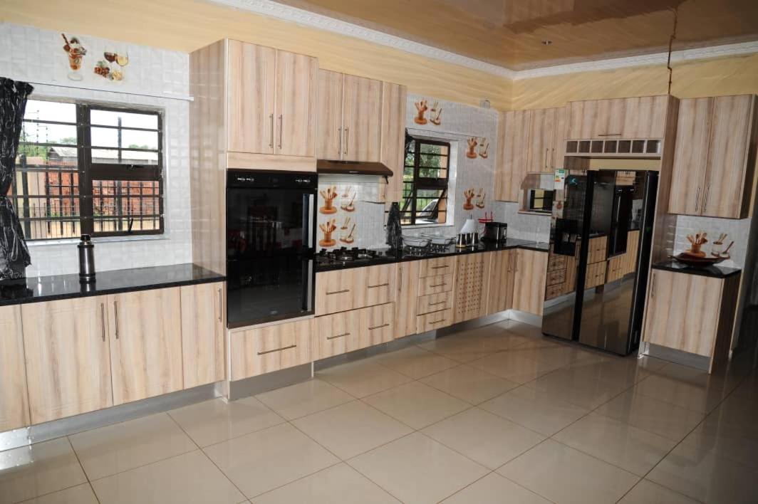 Pillacol Guest House Victoria Falls Eksteriør bilde