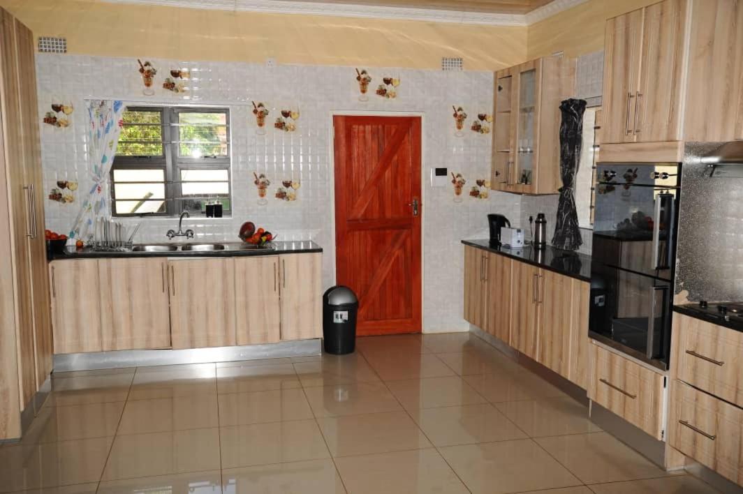Pillacol Guest House Victoria Falls Eksteriør bilde